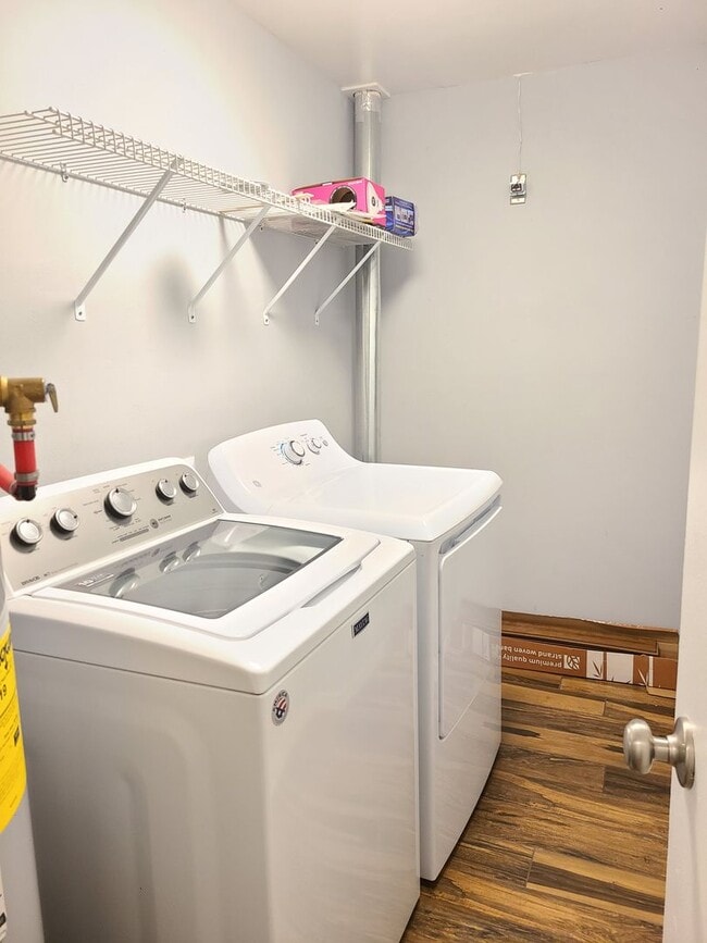 Building Photo - $1,650 - 2 Bed / 2 Bath Spacious Top Floor Condo (First Month Free!)