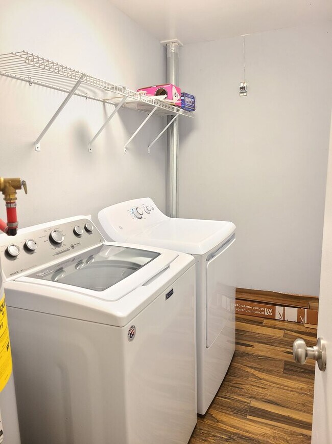 Building Photo - $1,695 - 2 Bed / 2 Bath Spacious Top Floor...
