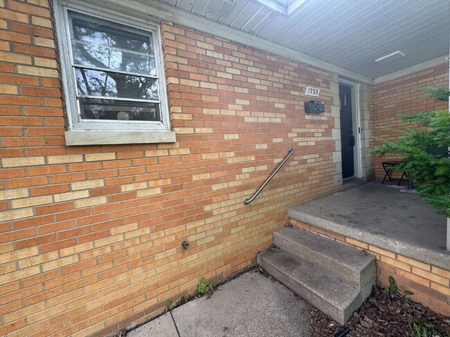 Building Photo - 1729 W Iles Ave