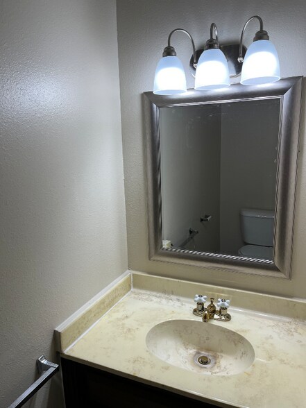 Building Photo - 1823 Greenwood Ln