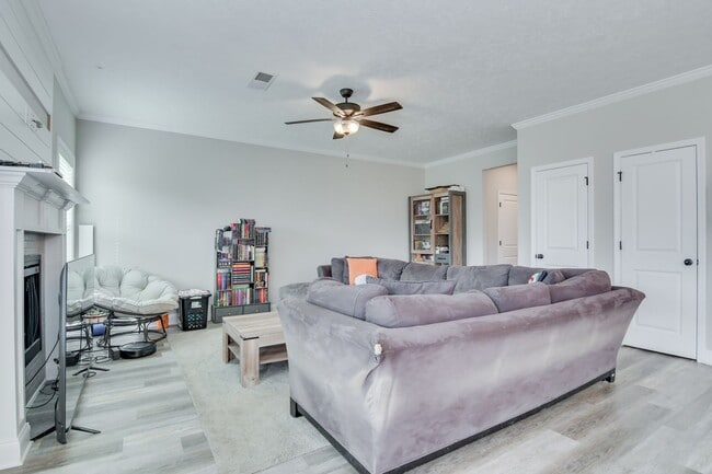 Building Photo - 4 Bedroom 2 Bathroom Two Story Home