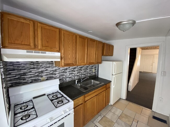 Building Photo - 338 S Sherman St