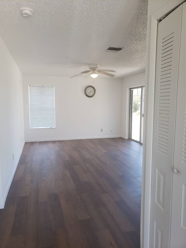 Building Photo - GREAT 3 bedroom 2 bath all new inside sing...