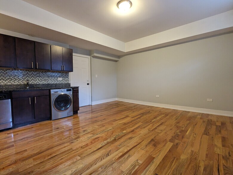 Building Photo - 910 W George St