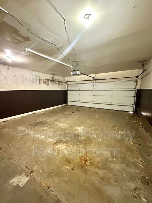 Building Photo - 2913 Oak Forest Dr