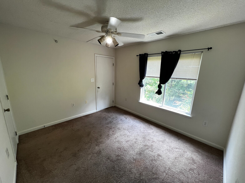 Building Photo - Room in Condo on Crab Orchard Dr