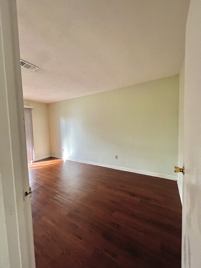 Building Photo - 3 bed/ 2 bath LAKE VIEW IN KILLEARN ESTATES!