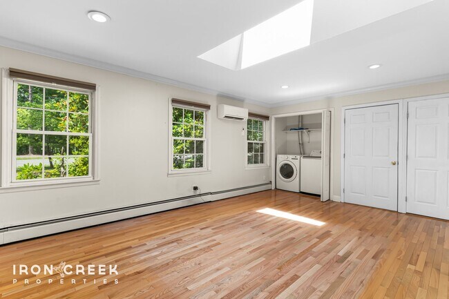 Building Photo - Spacious West Asheville Home with Dual Kit...