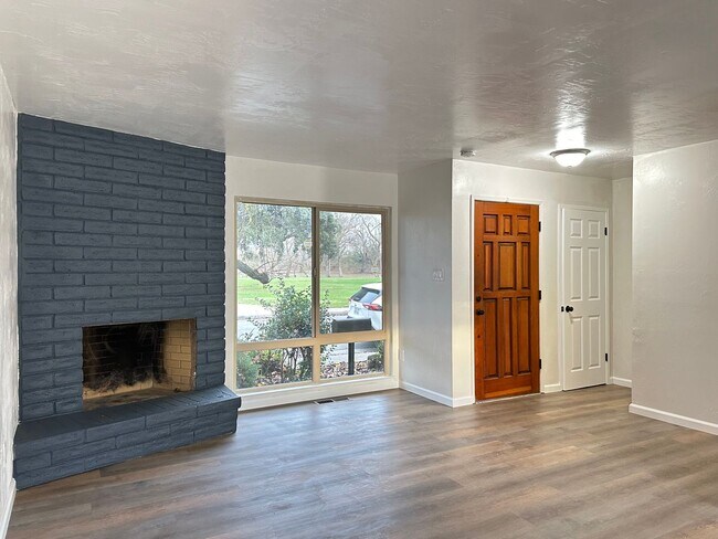 Building Photo - Upgraded Corner Townhouse - 2 bed/1.5 bath