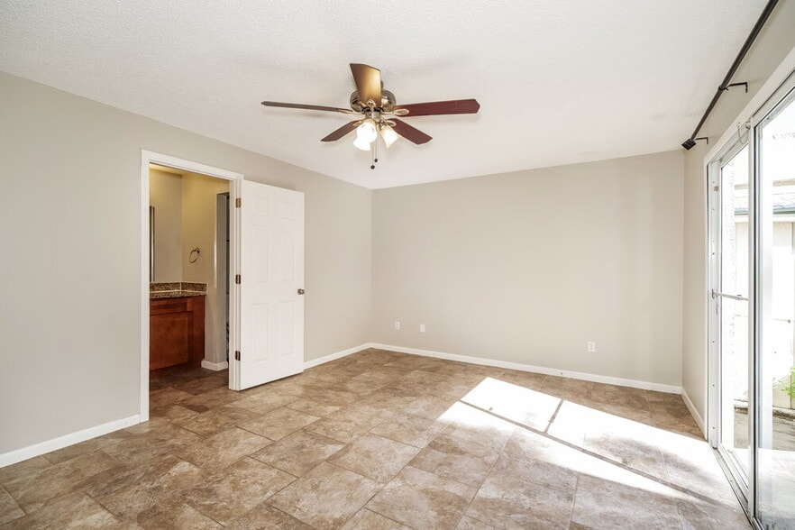 Building Photo - 225 Bayhead Dr