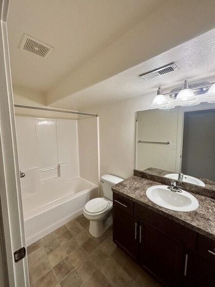 Building Photo - 2750 Augusta Dr