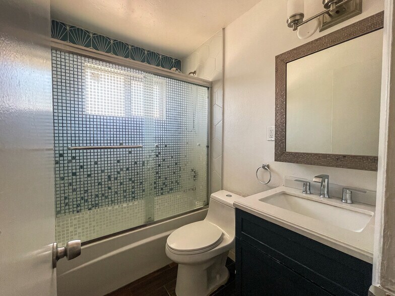 Bathroom - 4615 N 14th St