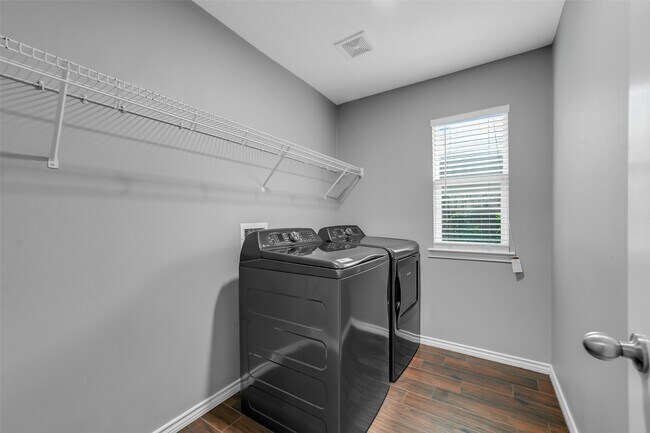 Building Photo - 2214 Shady Pine Dr