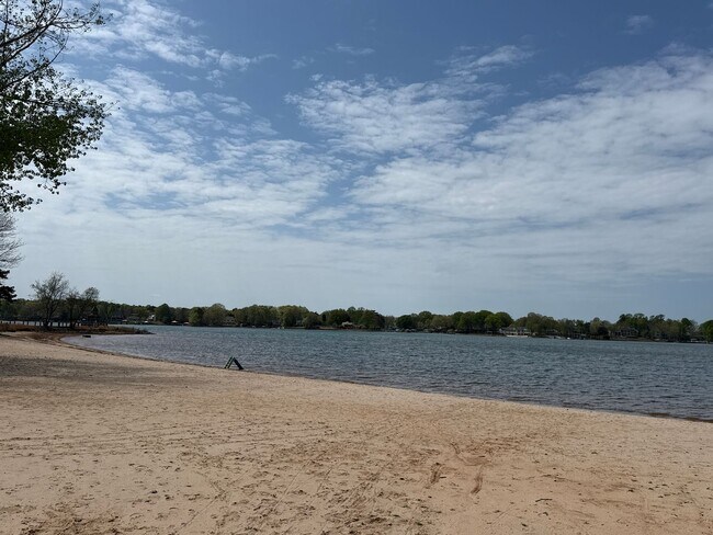 Building Photo - 2 Bedroom Condo in  Portside at Davidson Landing!