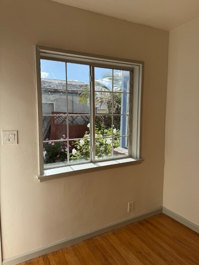 Building Photo - 14550 Moorpark St