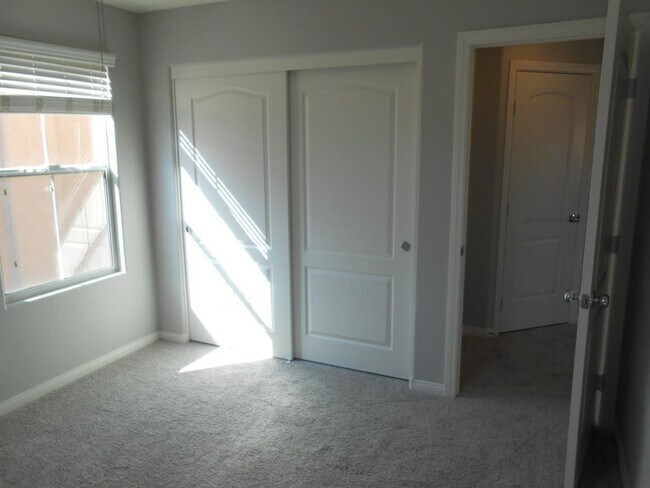 Building Photo - Beautiful Spacious Home in Mountains Edge