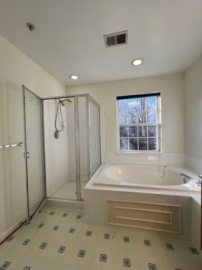 Building Photo - SPACIOUS TOWNHOUSE IN GERMANTOWN