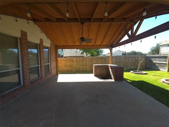 Building Photo - 3027 Providence Oak St