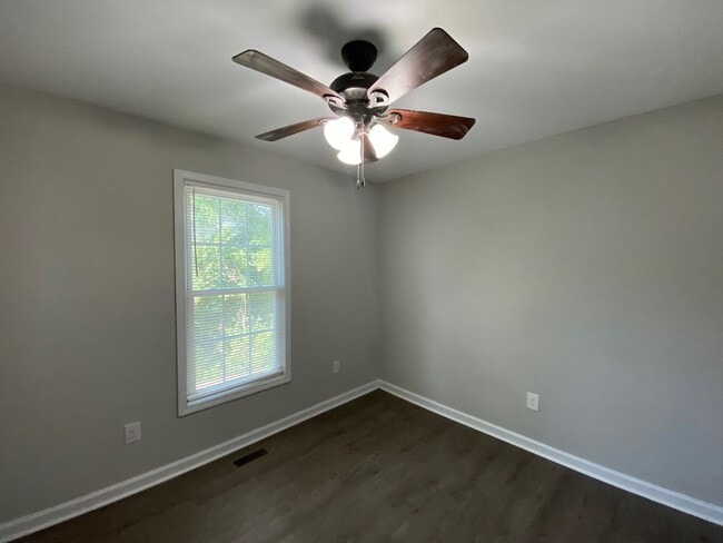 Building Photo - PRE-LEASING FOR AUGUST 2026!
