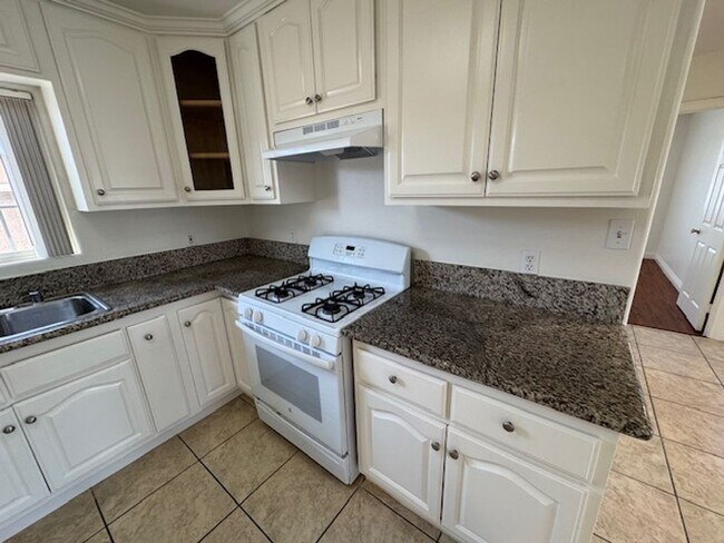 Building Photo - 253 E Plymouth St