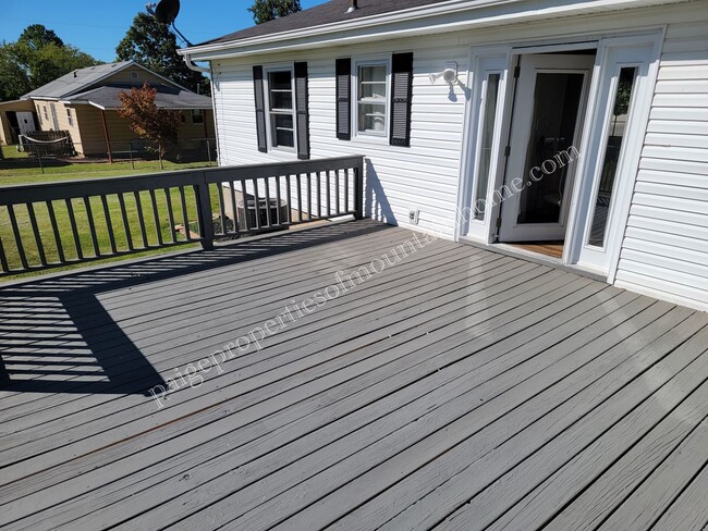 Building Photo - 2 Bed 1 Bath Bungalow on College