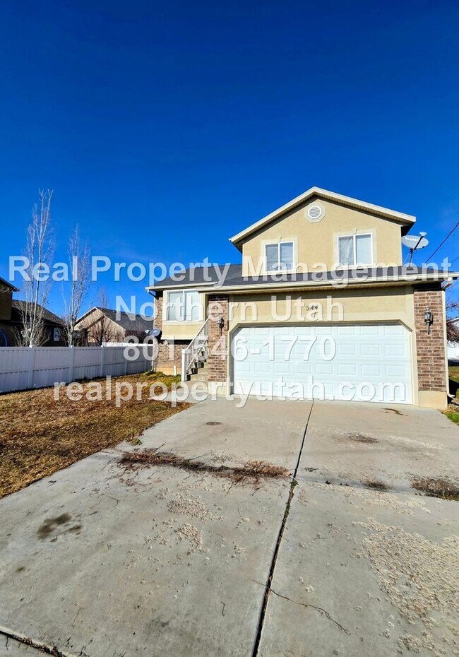 Building Photo - 4 Bed 3 Bath Syracuse Home Available!