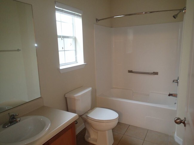 Building Photo - Great 2 Bedroom Unit at Creets Crossing