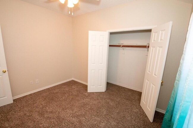 Building Photo - 1902 Thornhill Way