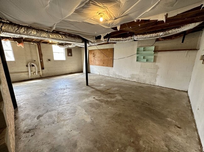 Building Photo - 3 Bedroom Home For Rent Over The River!