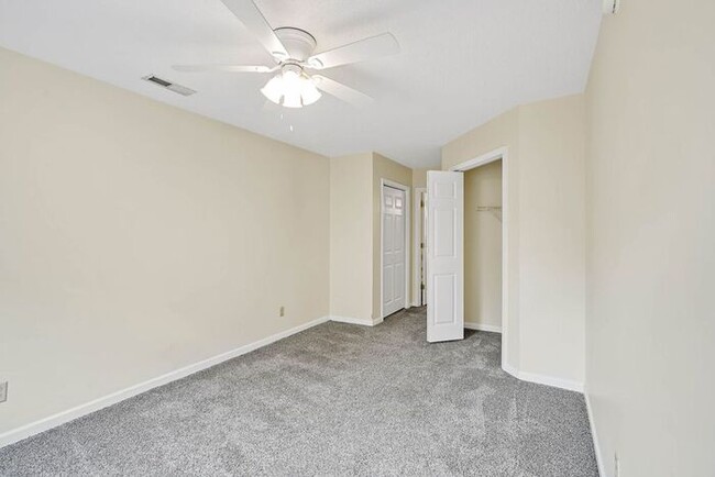 Building Photo - 3 BR/ End UNIT/ FIRE PLACE! Cozy townhouse...