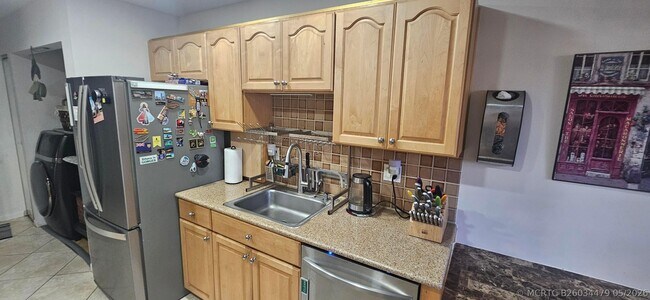 Building Photo - 2511 Carambola Cir N