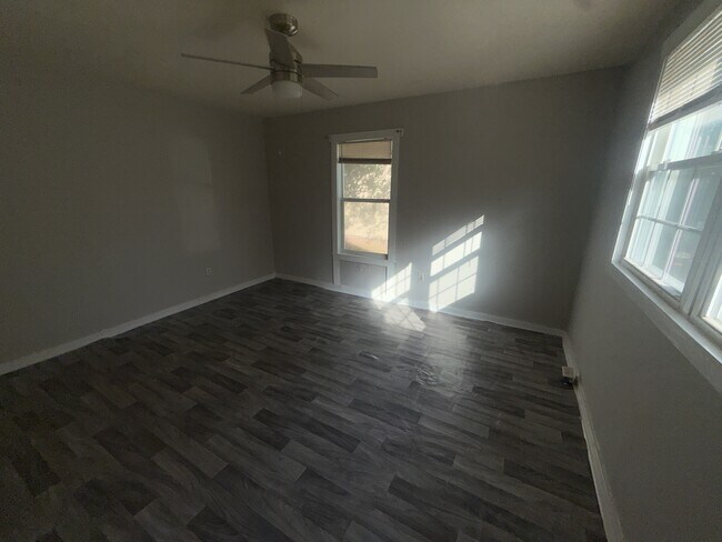Building Photo - 314 Clubview Dr
