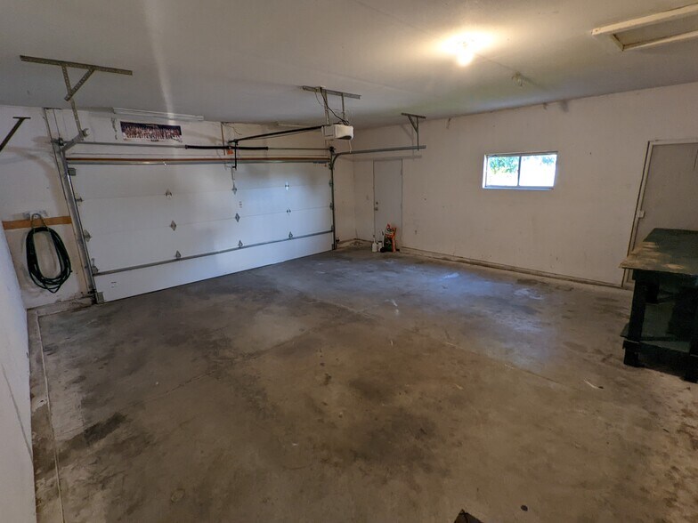 2-Car garage - 5212 Black Walnut Dr