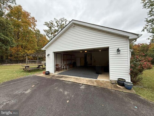Building Photo - 626 W Church Rd