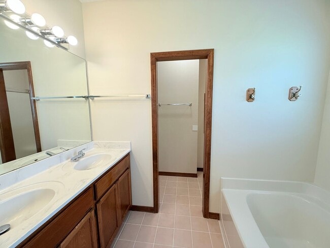 Building Photo - Custom Home On 1.78 Acre Lot