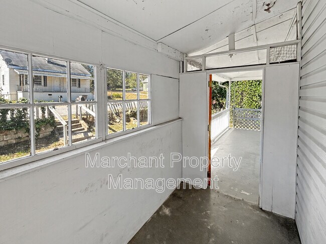 Building Photo - 24 Jones St