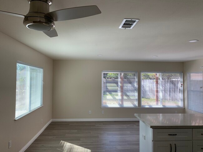 Building Photo - 856 Crystal Creek Ct