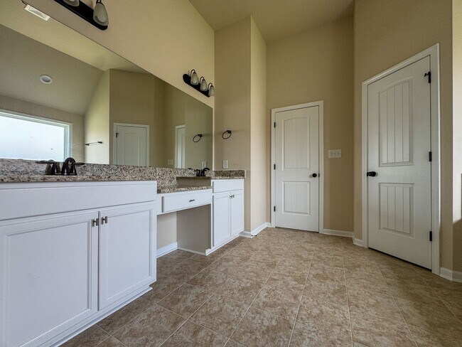 Building Photo - Stunning 5 Bed 4.5 Bath Fayetteville Home with Fenced Yard