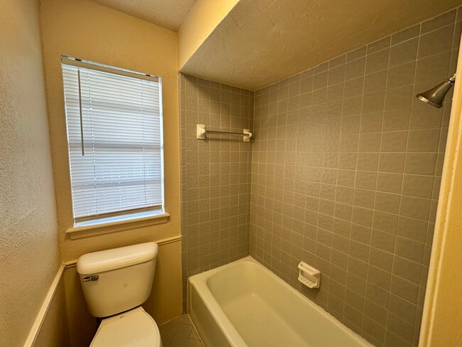 Building Photo - 3-bed 1.5-bath Rental Home Available in No...