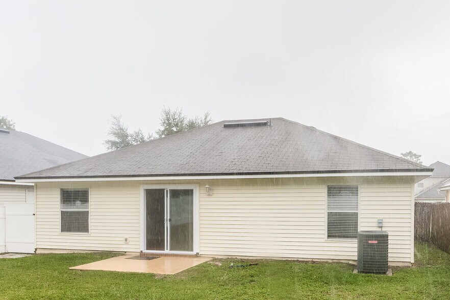 Building Photo - 1824 Creekview Dr