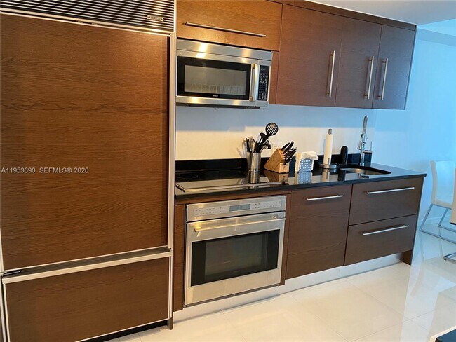 Building Photo - 465 Brickell Ave