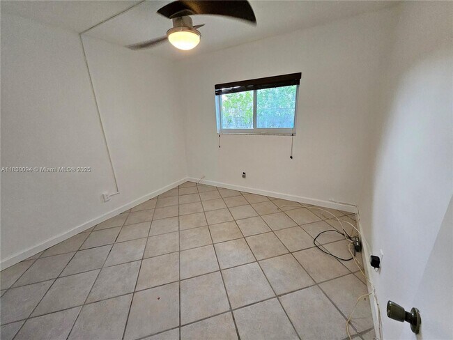 Building Photo - 733 NW 30th Ct