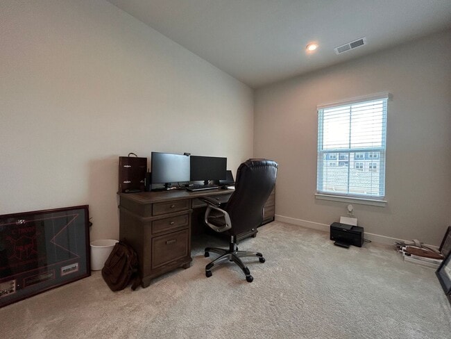 Building Photo - Spacious 4-Bedroom Townhome with Garage & ...