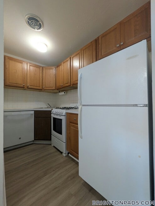 Building Photo - 142 Kenrick St