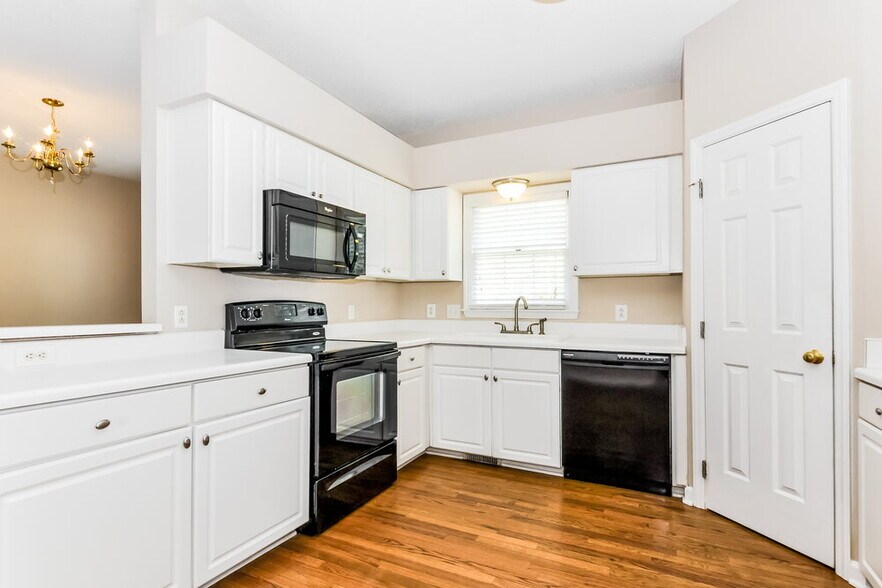 Building Photo - 4900 Royal Troon Dr