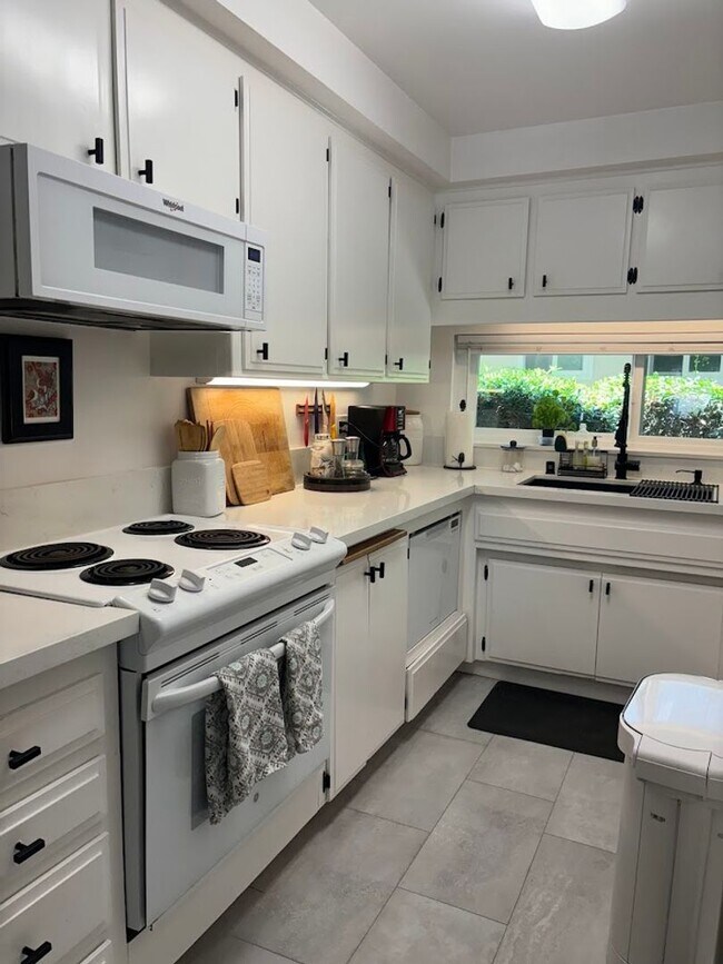 Building Photo - Fully Furnished 2 Bed / 1 Bath Condo Near Downtown La Mesa