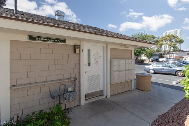 Building Photo - 753 Oakmont Ave