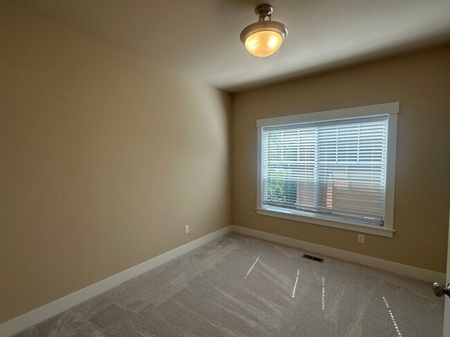 Building Photo - 8862 Ellsworth Ct NE
