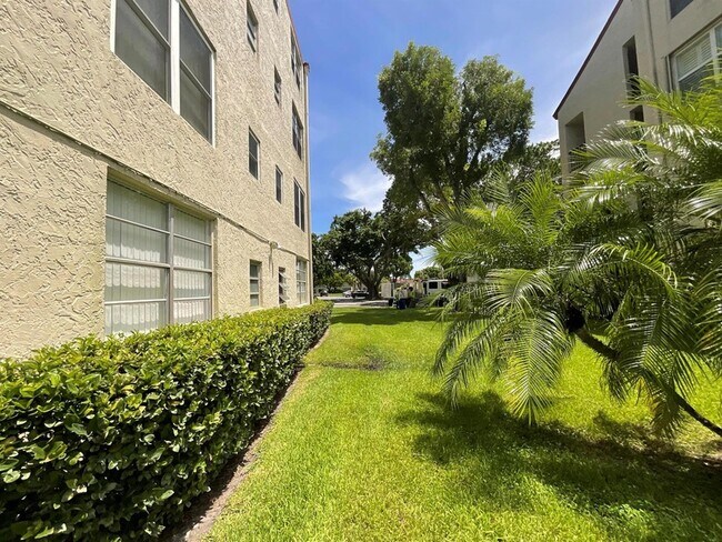 Building Photo - 300 Captains Walk