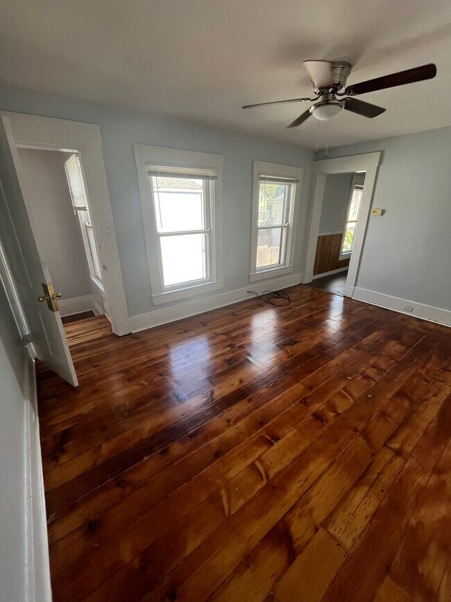 Building Photo - 816 Main St